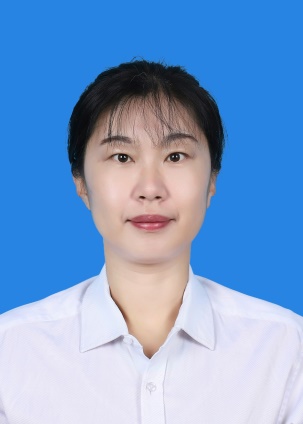 穿白衬衫的男子描述已自动生成 穿白衬衫的男子描述已自动生成